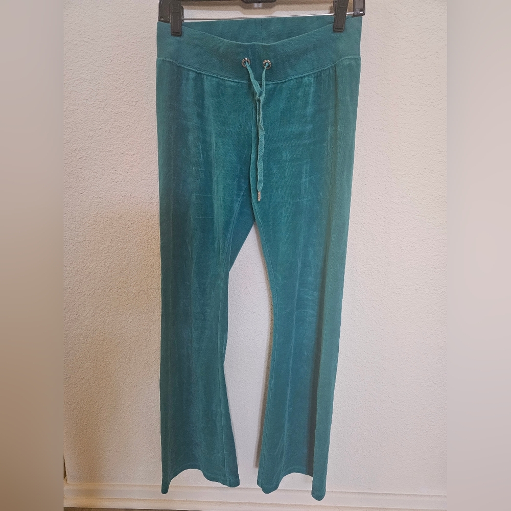 Pre-owned bebe velour pants. With bebe rhinestones logo size xs but fit like S